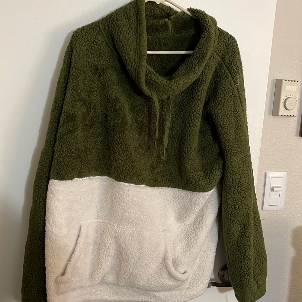 Green/white sweater